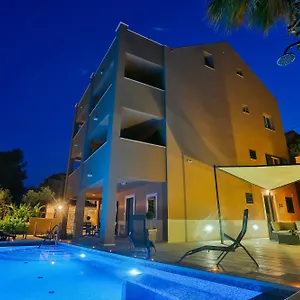 https://apartments-marly.hotels-in-trogir.com